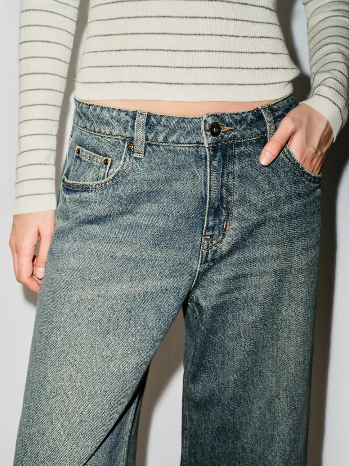 Relaxed Mid Rise Wide-leg Capri Cotton Jeans in blue denim with front pockets