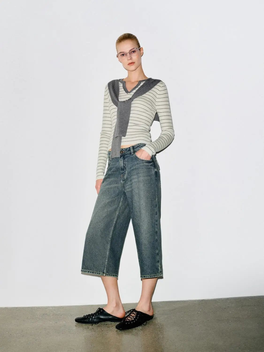 Relaxed mid-rise wide-leg Capri cotton jeans, mid-wash denim, Urban Revivo Fashion.