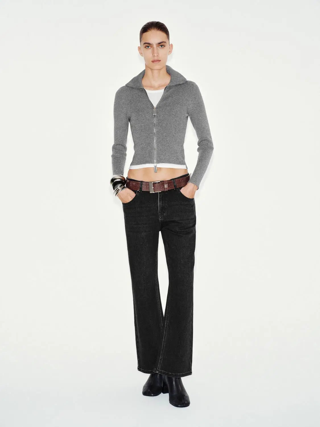 Jeans in dark indigo denim with a wide-leg silhouette and brown belt