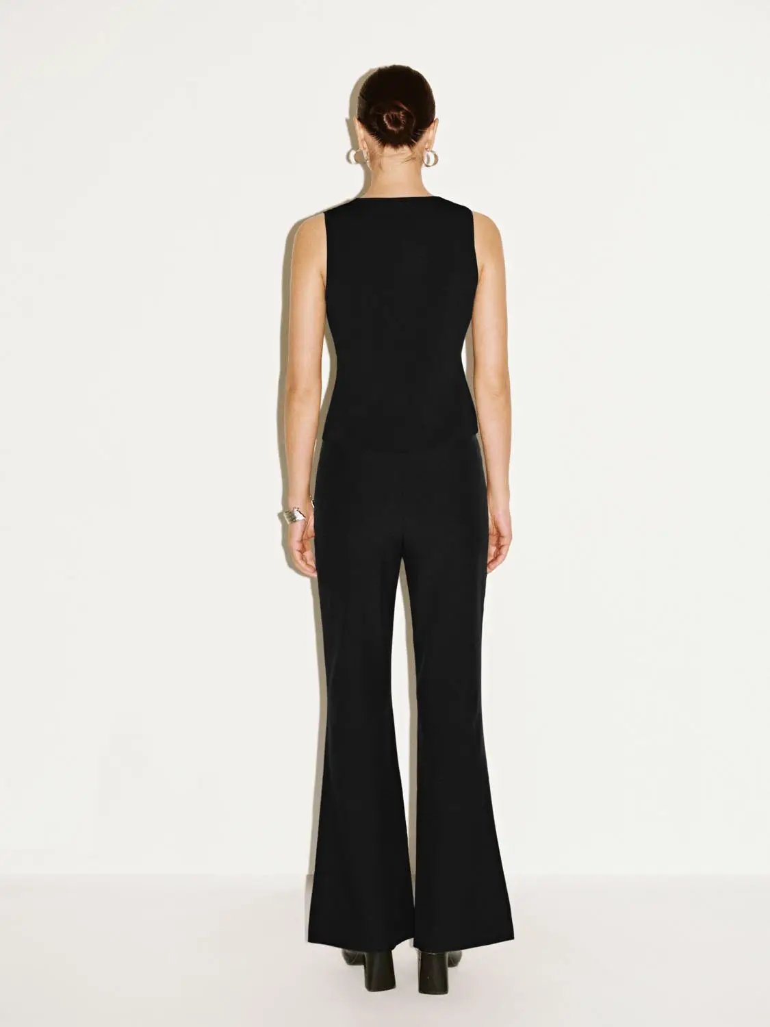 Round neck button-front sleeveless cropped knit vest by Urban Revivo Fashion in black