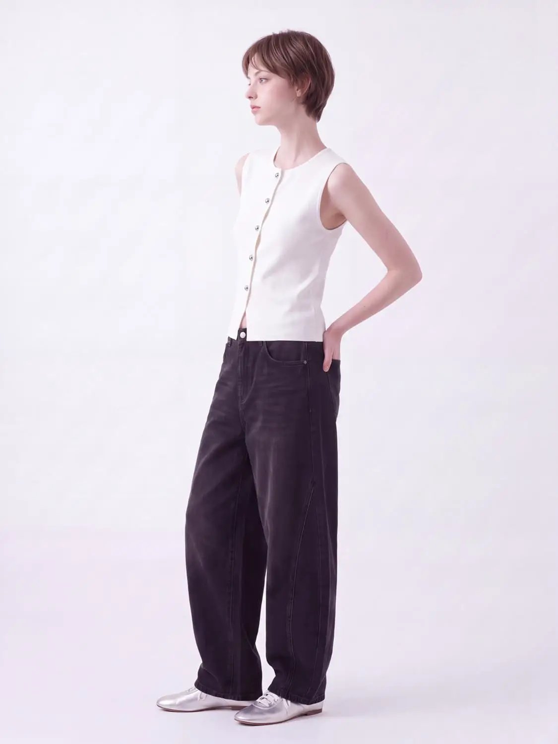 Round-neck button-front sleeveless cropped knit vest in white by Urban Revivo Fashion
