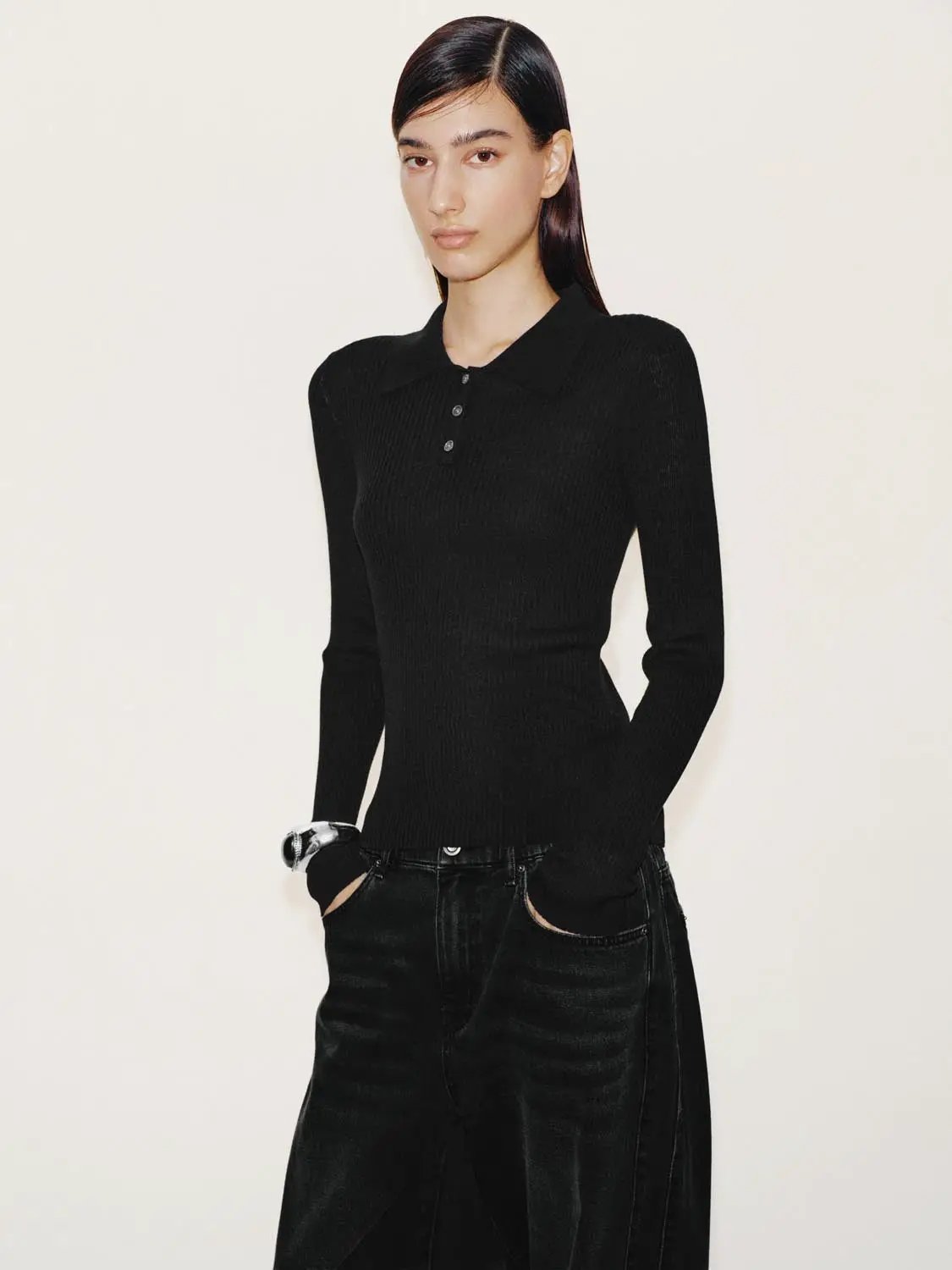 Knit T-Shirt in black, ribbed fabric with polo collar, long sleeves and button placket.