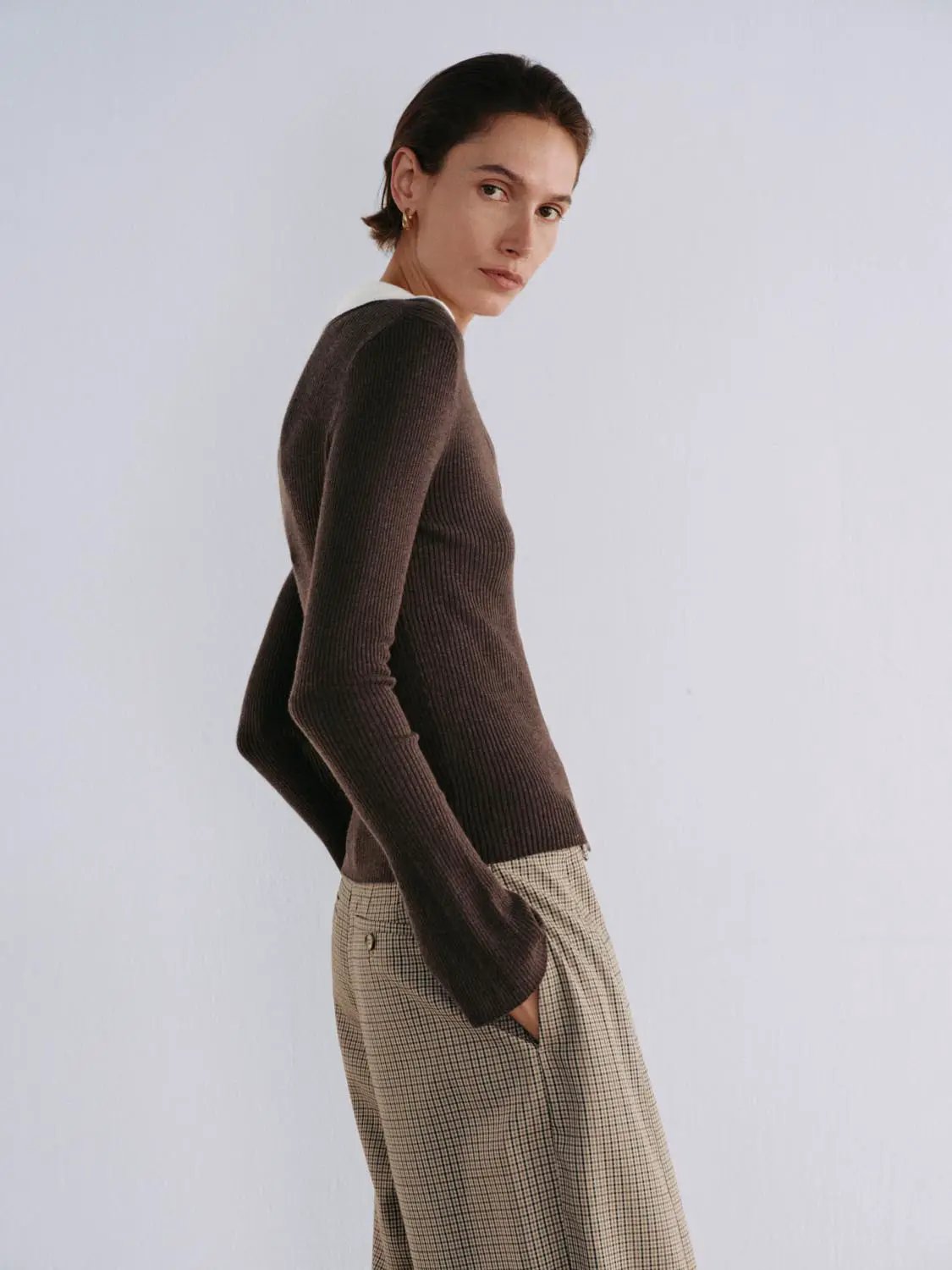 Knitted cardigan in dark brown ribbed knit for women