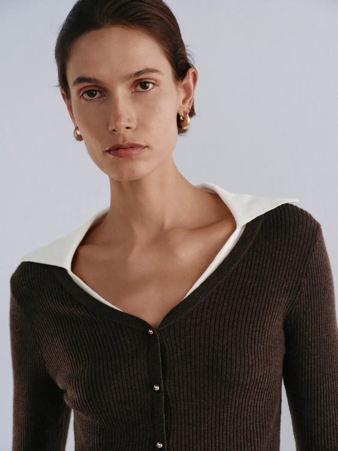 Knitted cardigan in dark brown ribbed knit with white collar, button-down style