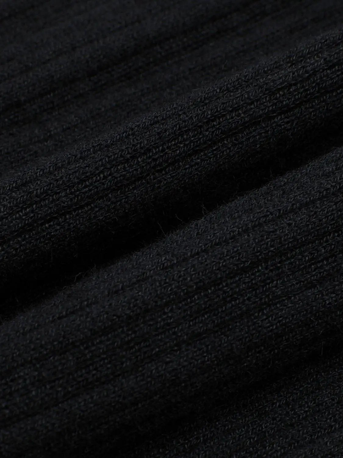 Ribbed fitted polo-collar long-sleeve sweater in black knit fabric