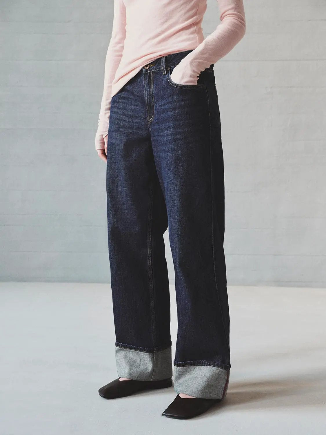 Jeans in dark indigo denim with wide-leg fit by Urban Revivo Fashion