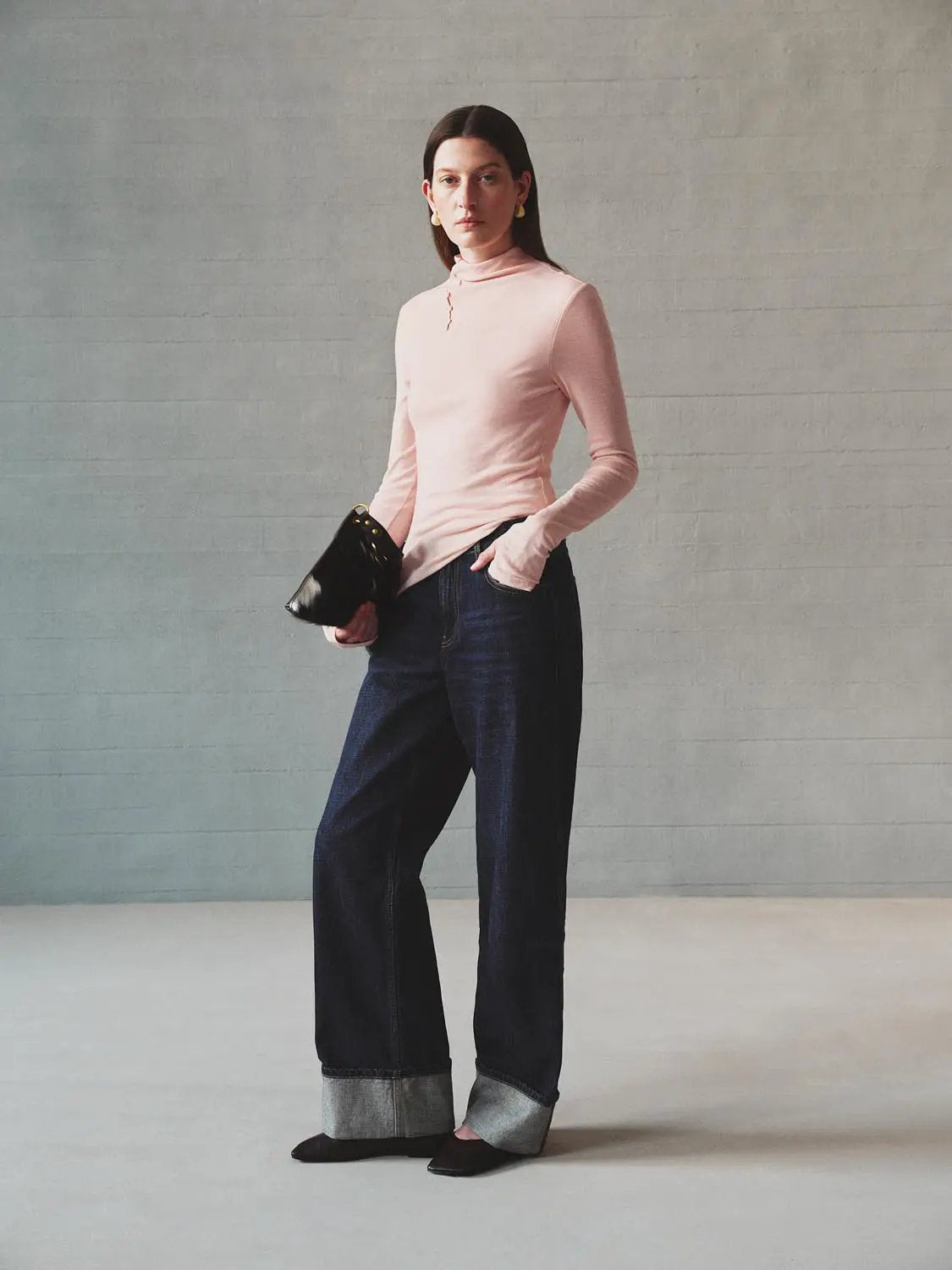 Jeans with dark blue wash, wide-leg fit, cuffed hems