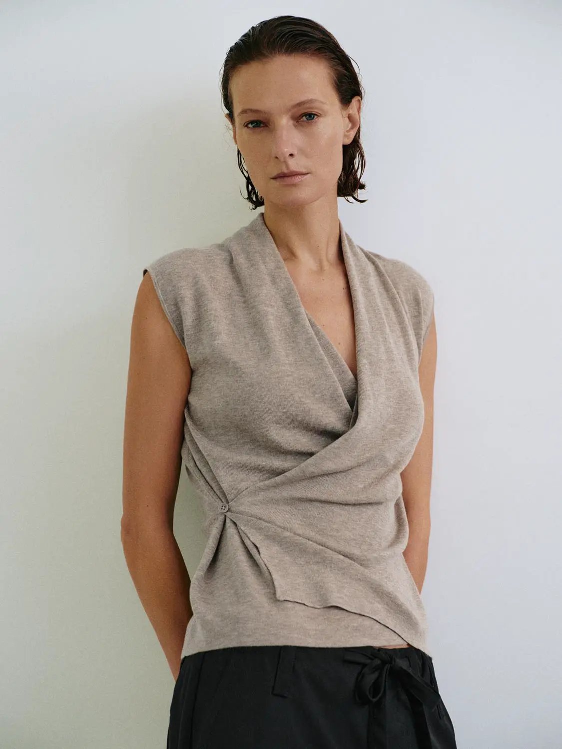 Sleeveless wrap-front knit top with collar in beige