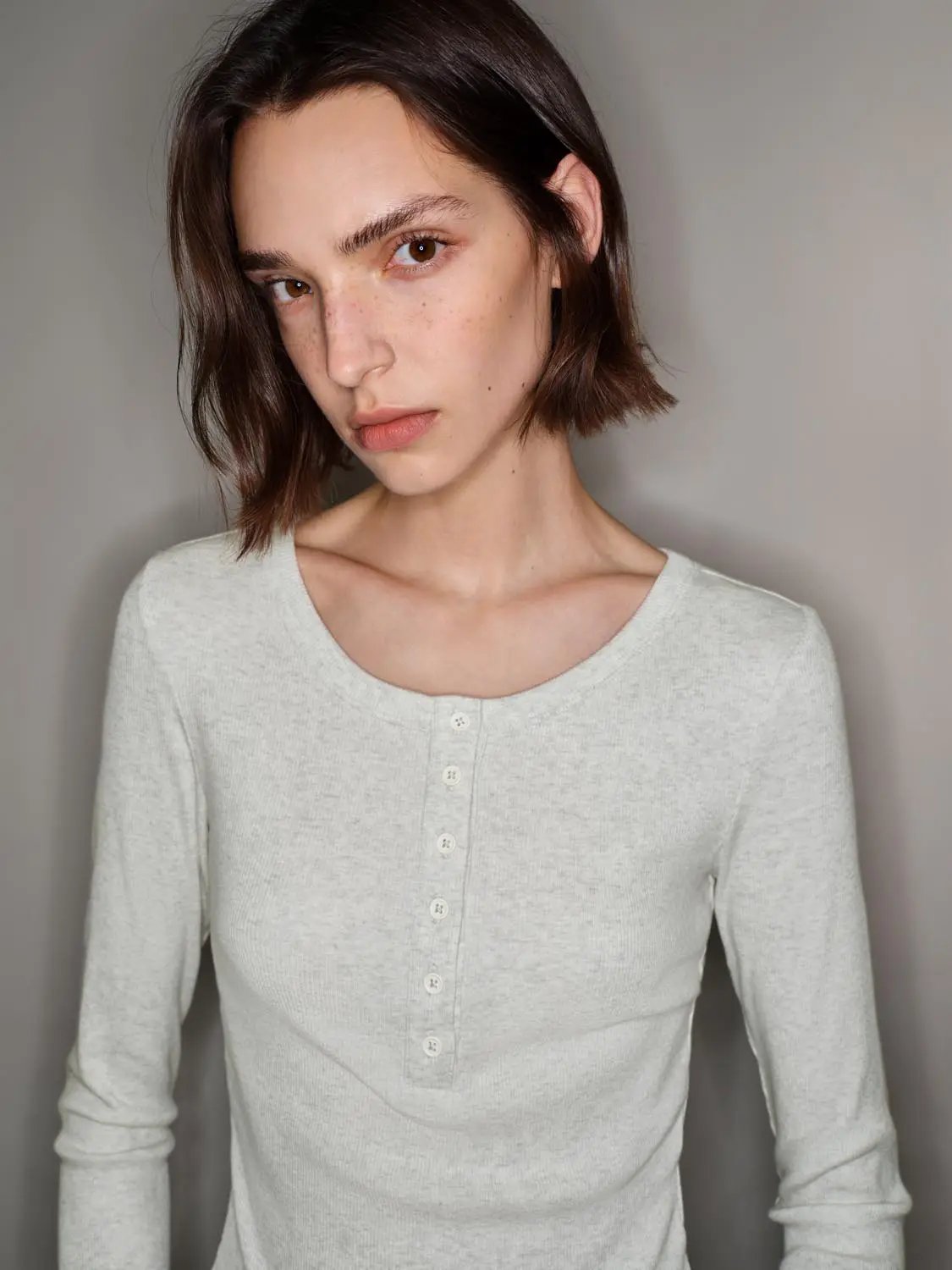 T-shirt, long-sleeve henley in light gray heather knit