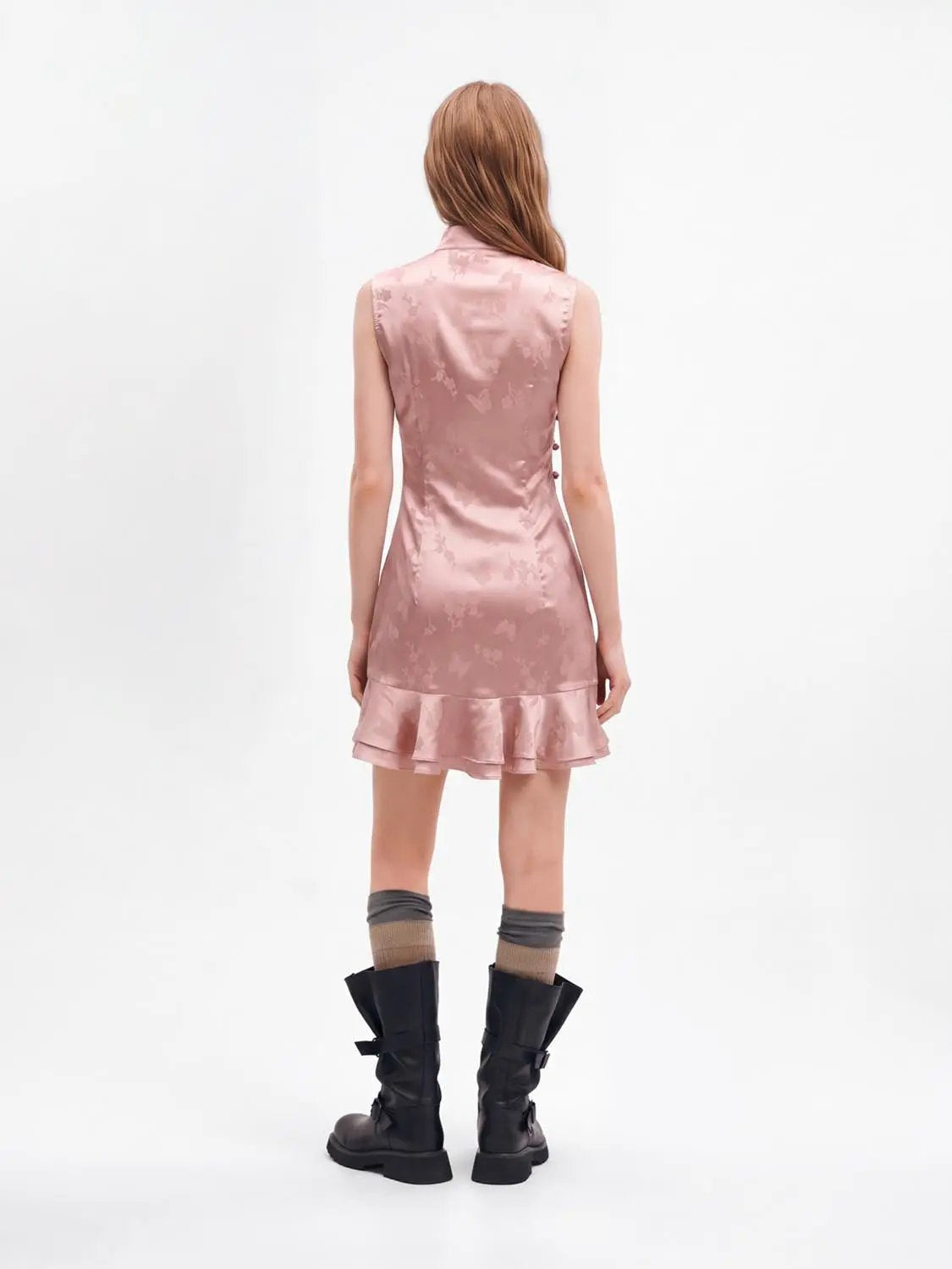 S-line Dress in pink satin with floral jacquard, sleeveless, above-the-knee length with ruffled hem.