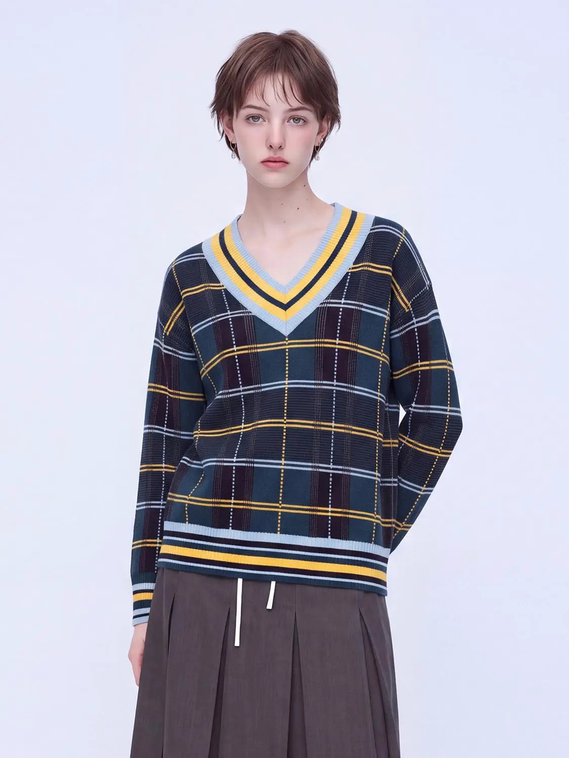 Check navy plaid long-sleeve knitted T-shirt with blue and yellow V-neck stripe trim