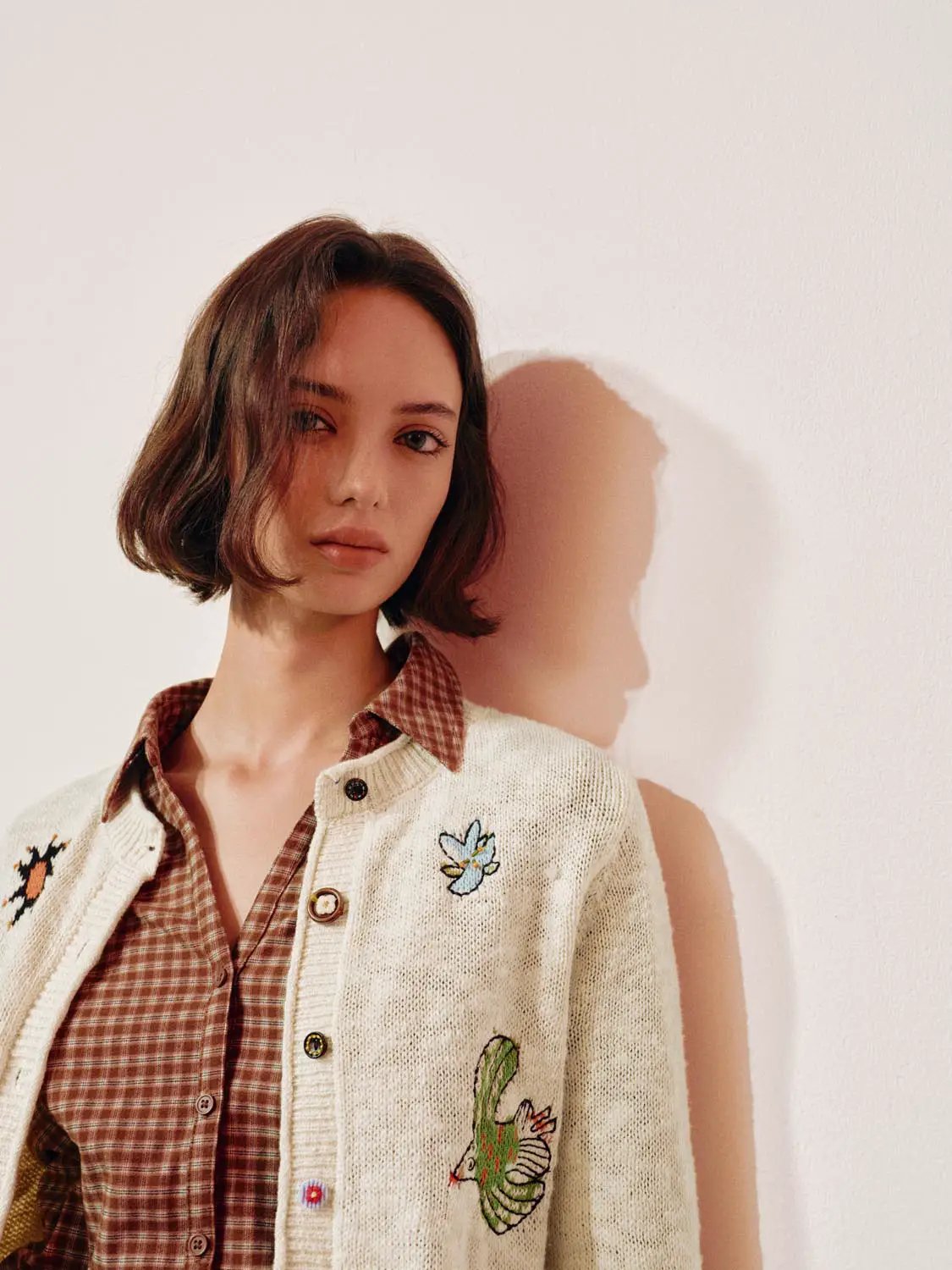 Embroidered cream cotton cardigan with crew-neck and long sleeves, featuring cactus and bird motifs