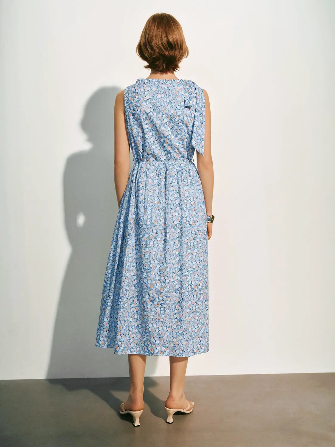 A-Line Dress, blue floral print, sleeveless, midi length.