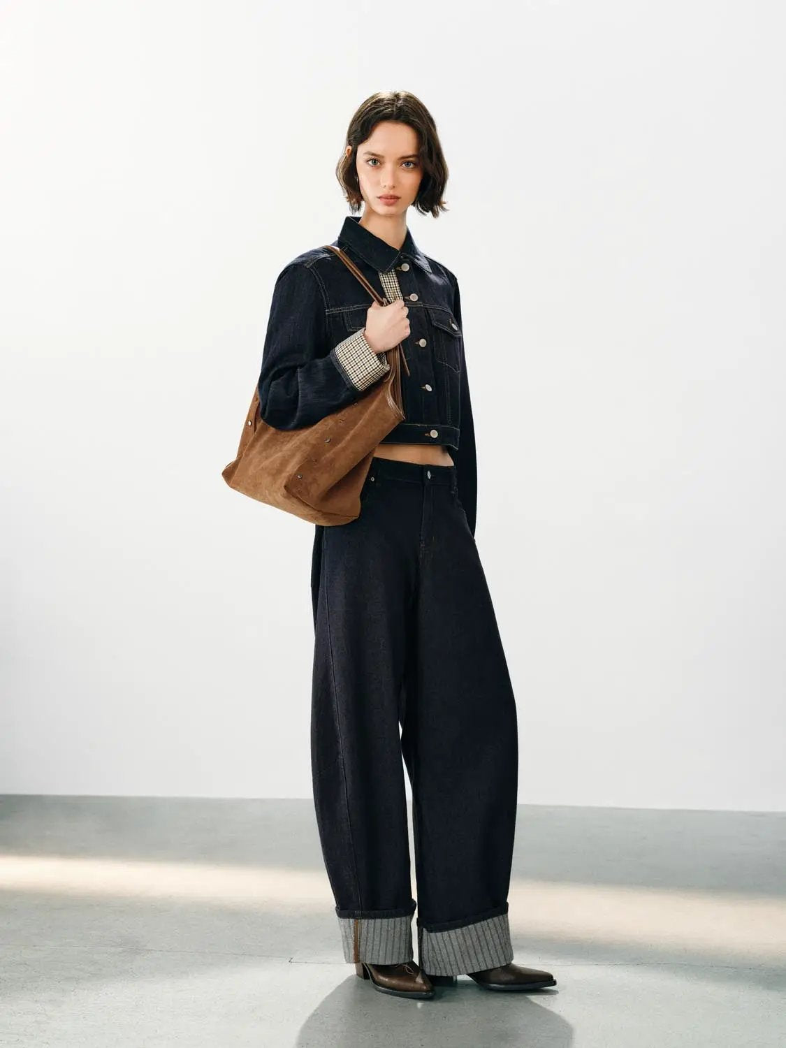 Urban Revivo Fashion jeans, dark indigo wide-leg denim with rolled cuffs and contrast stitching.