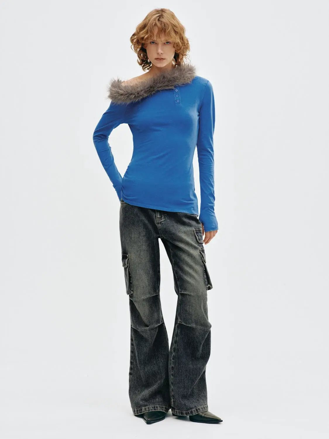 T-shirt in cobalt blue with faux fur neckline detail, Urban Revivo Fashion