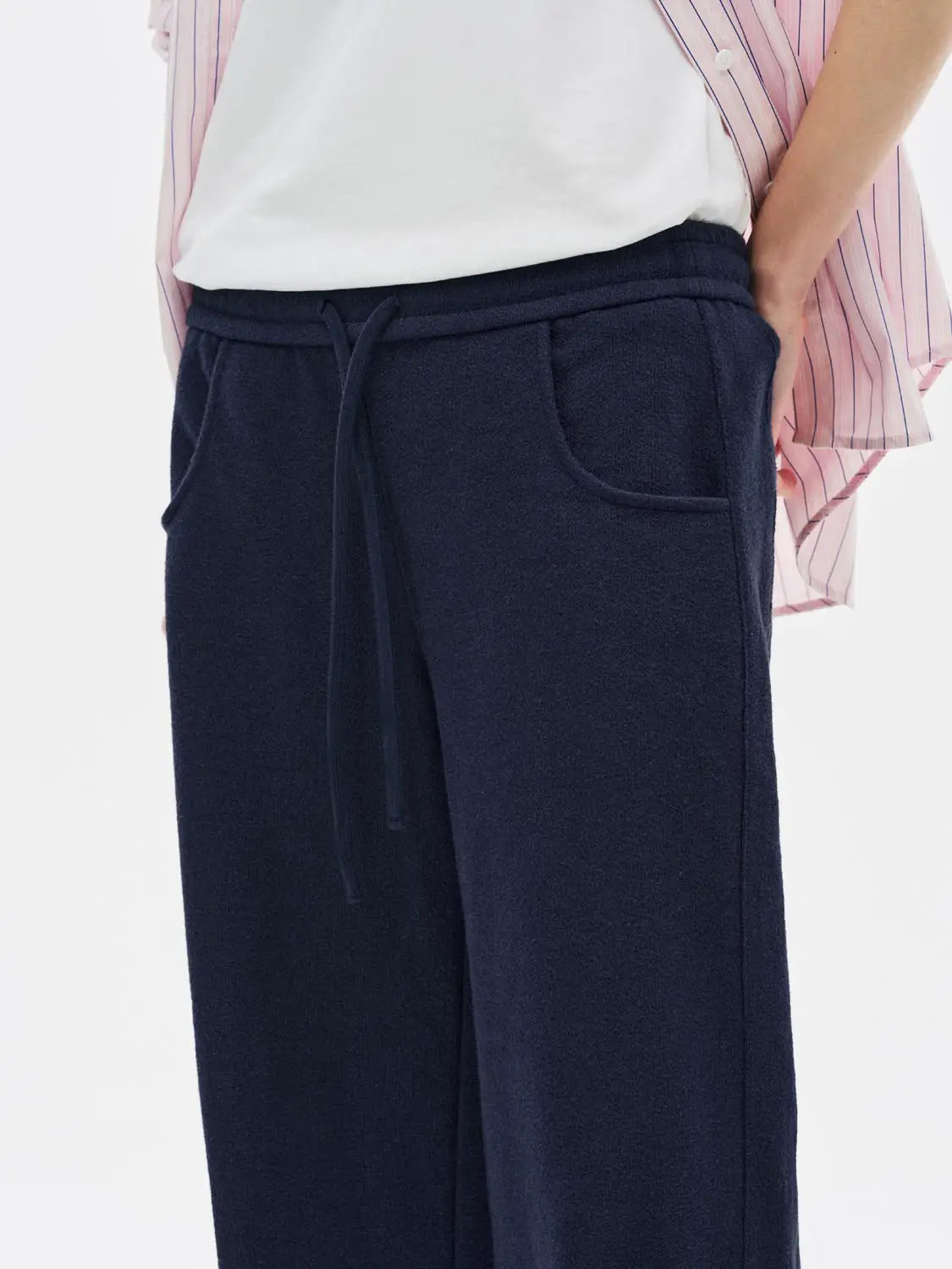 Barrel-leg navy pants with drawstring waist and front pockets