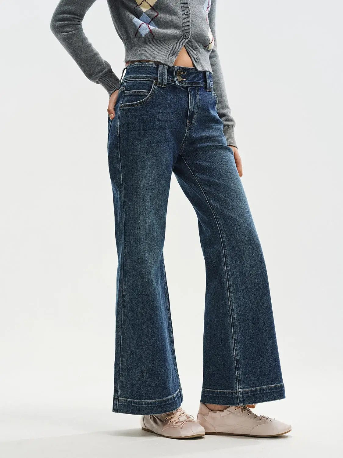 Jeans in dark blue denim with a high-rise, wide-leg silhouette and front double-button waist.