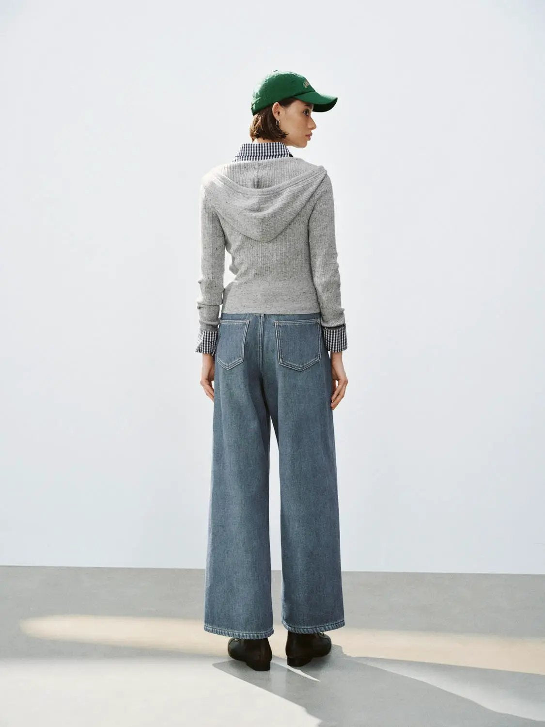 Jeans in blue denim, wide-leg fit, back view of model