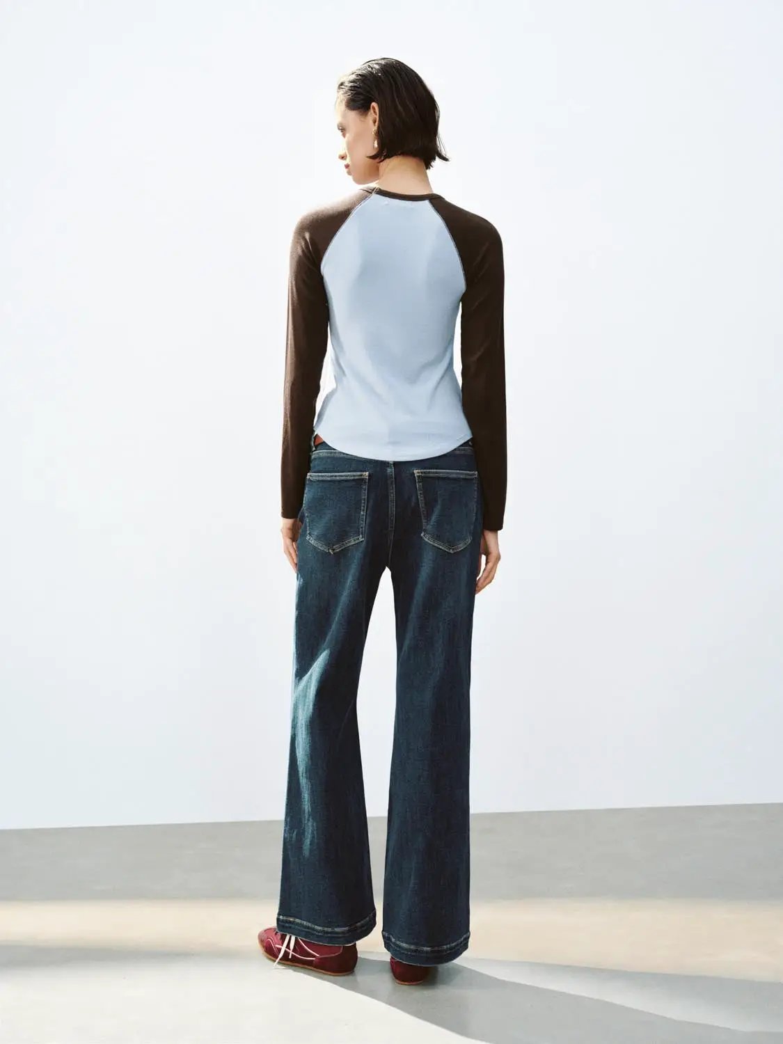 Jeans Urban Revivo Fashion, blue denim with flared legs, back view
