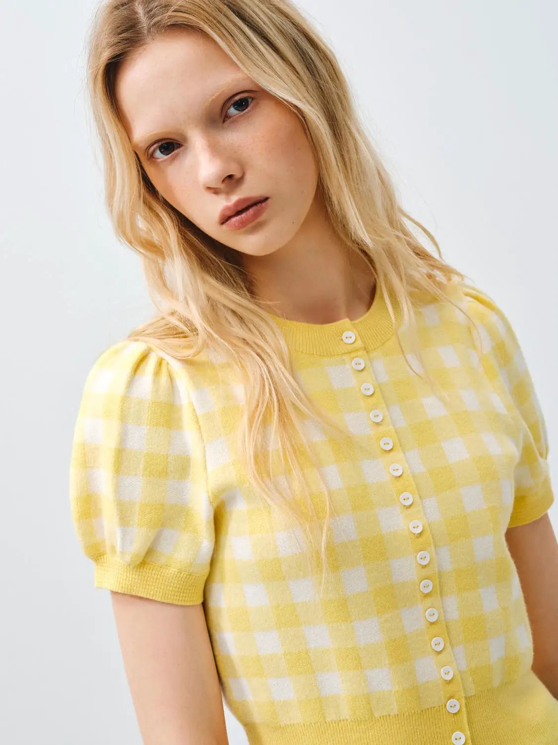 Knitted cardigan in yellow gingham with puff sleeves and button front