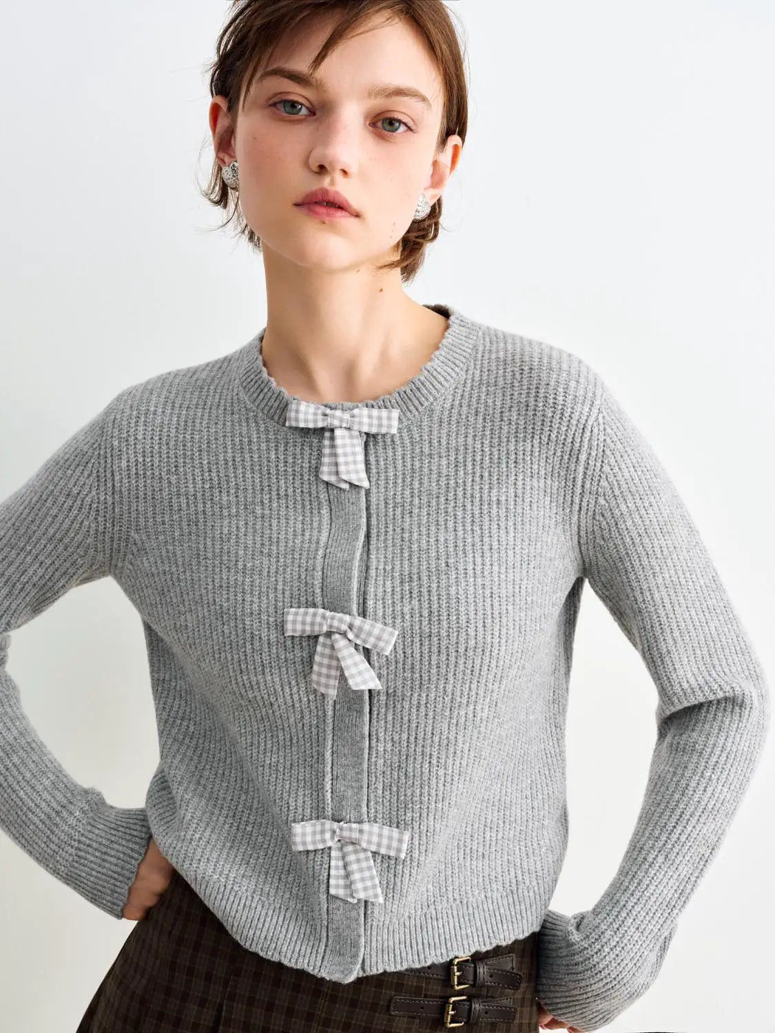 Knitted cardigan in grey with checkered bows along the front