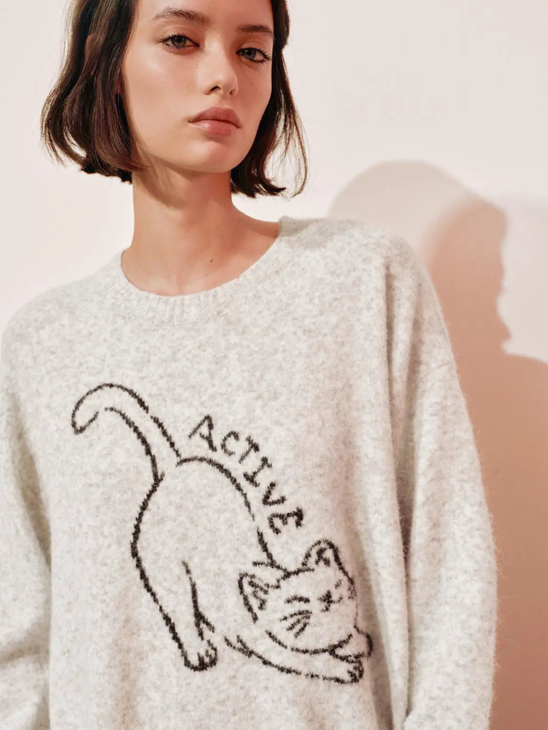 Knit T-Shirt in light grey knit with a cat graphic