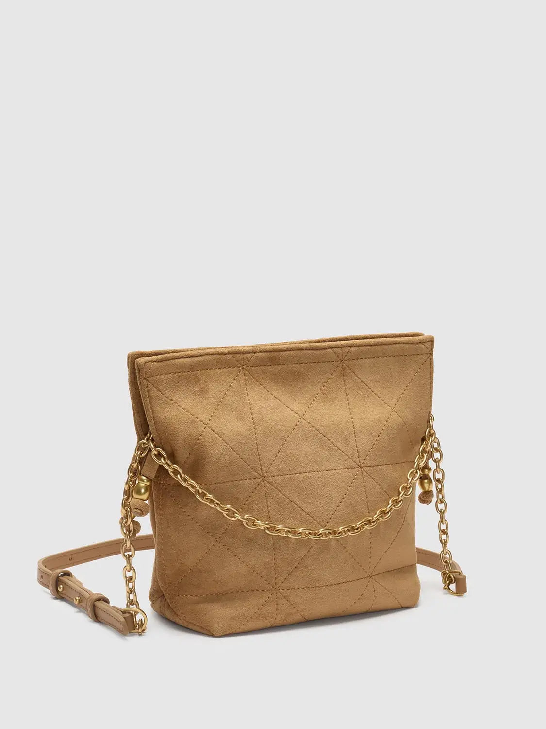 Crossbody bag in tan suede with diamond-quilted pattern and a gold chain strap