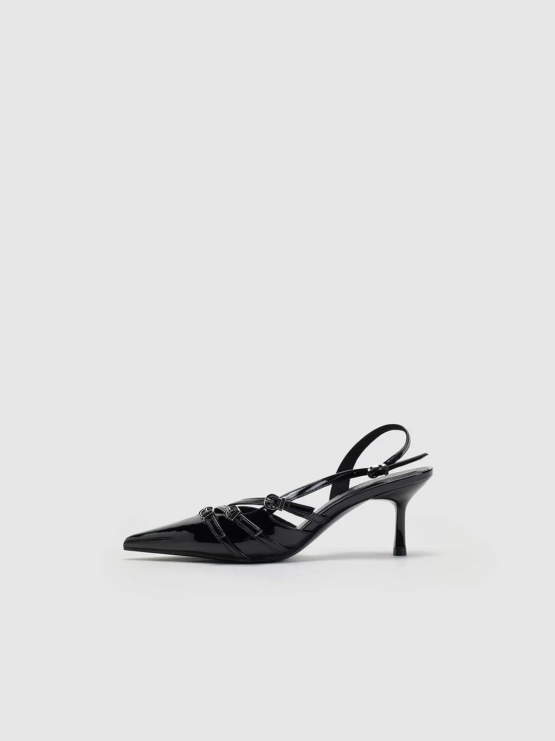 Slingback shoes in black patent leather with pointed toe and three slim straps across the vamp, mid-height heel
