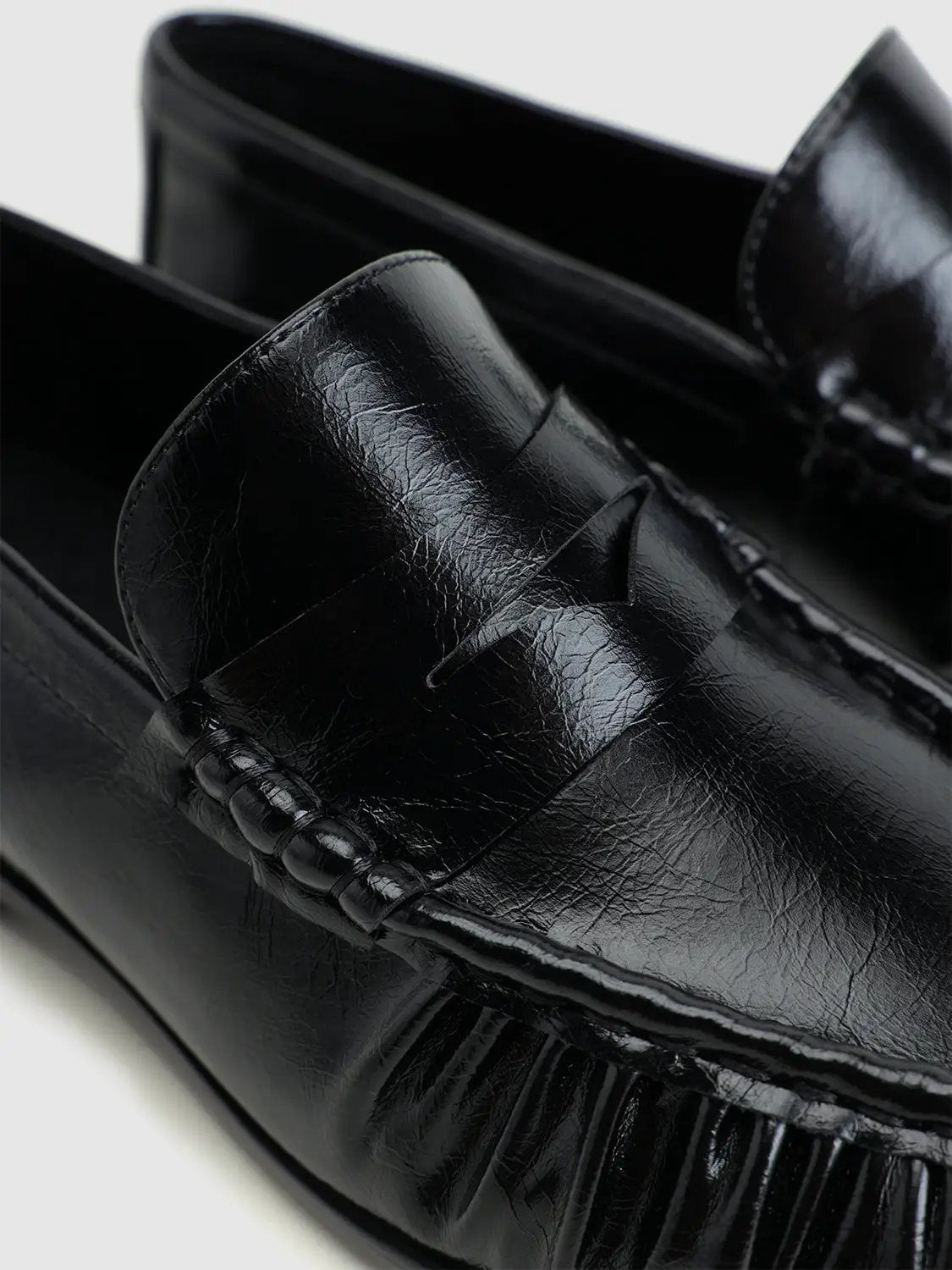 Black leather loafers with fringe tassel details, moccasin-style flats