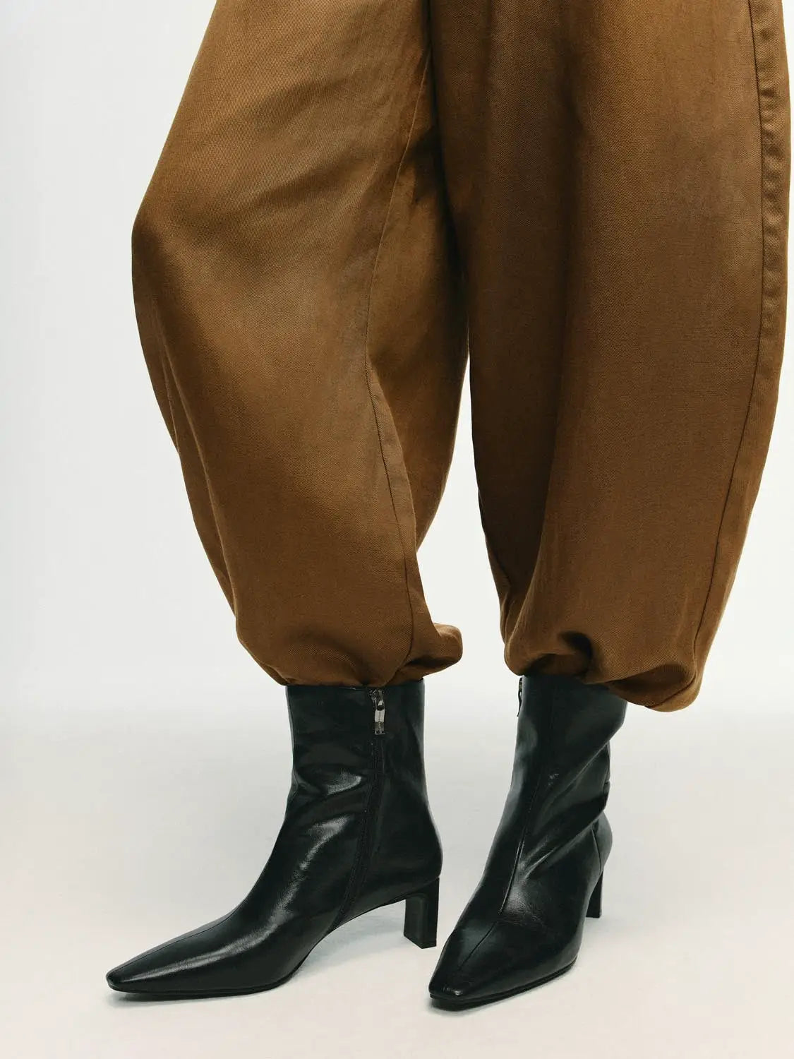 Boots in black leather mid-calf with pointed toe and block heel