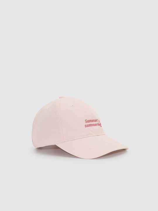 Gorra rosa pastel bordada con texto veraniego