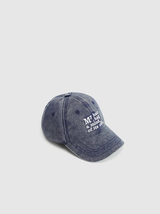 Casquette de baseball en coton délavé, ornée d’un texte brodé bleu