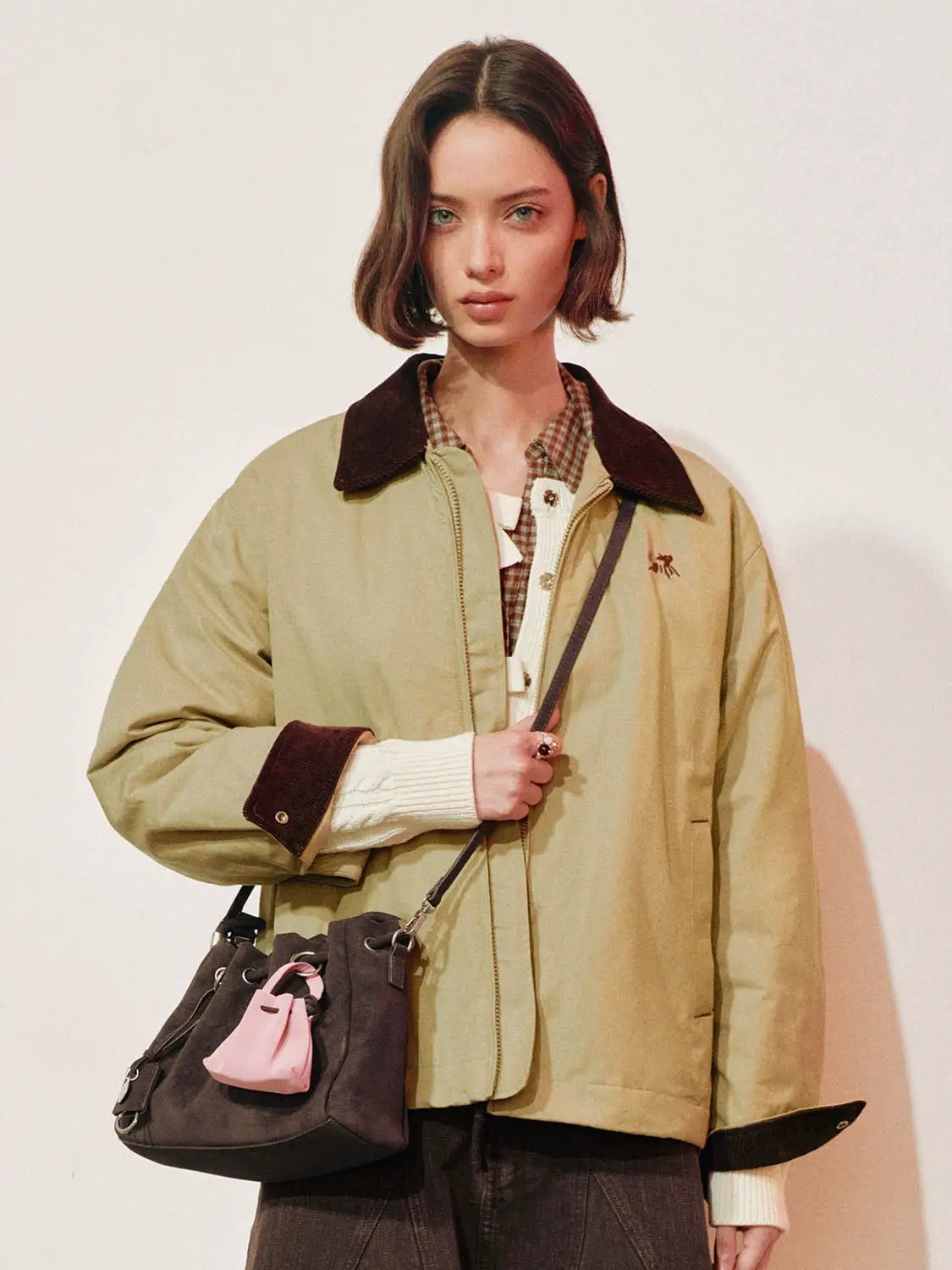 Shoulder and crossbody bag in gray with a small pink pouch attached