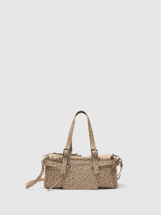 Bolso de hombro de cuero sintético con estampado de leopardo, detalle de hebilla y bolsillo delantero con cremallera