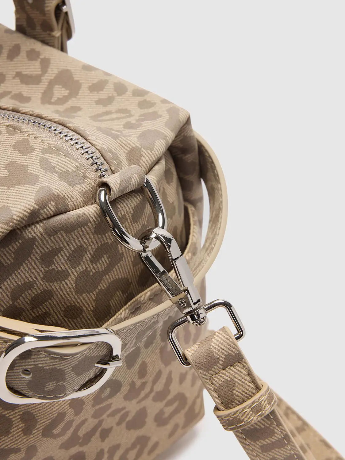 Shoulder and crossbody bag in beige leopard print fabric with silver metal hardware