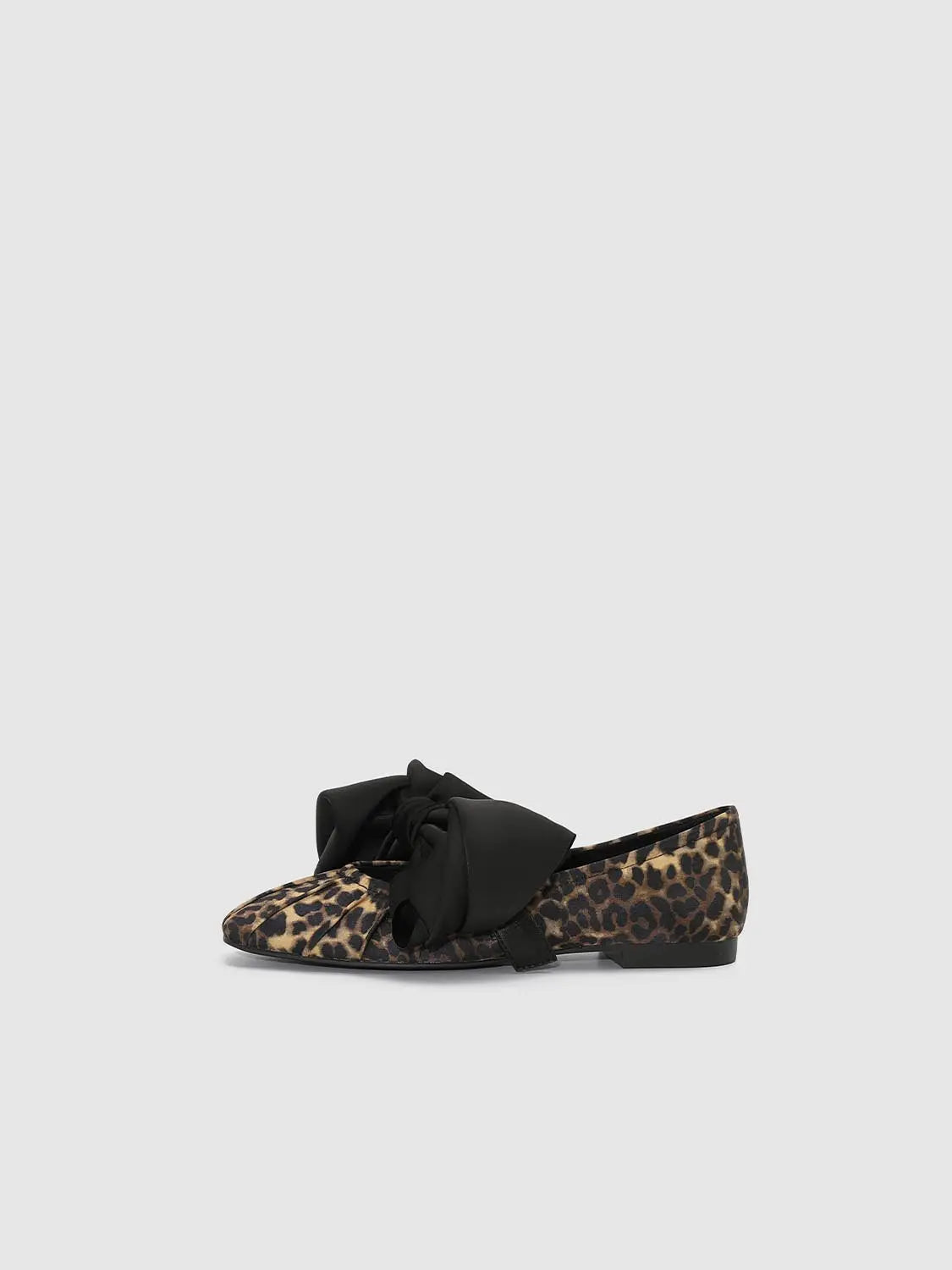 Urban Revivo Fashion flats in leopard print with a black bow, flat silhouette