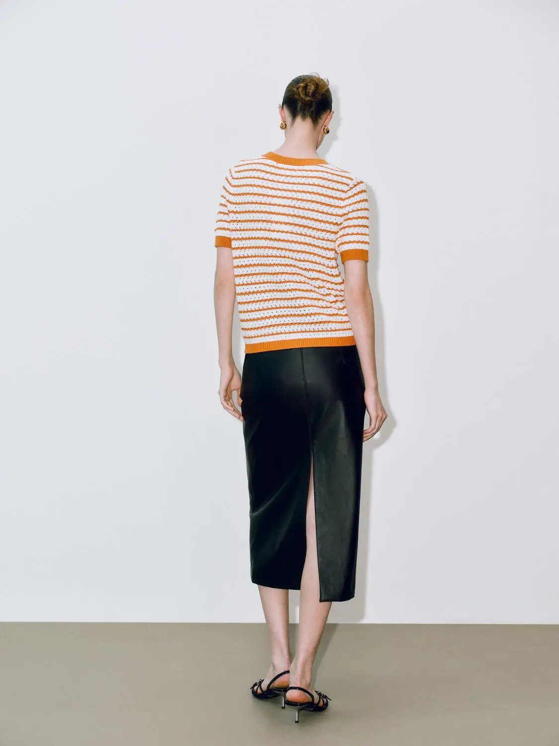 Round-neck striped knit cotton T-shirt, white with orange stripes, short sleeves