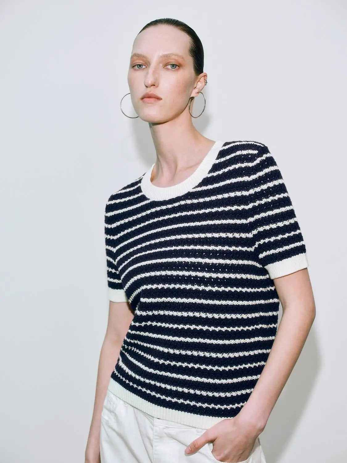 Round-neck striped knit cotton short-sleeve T-shirt in navy and white by Urban Revivo Fashion