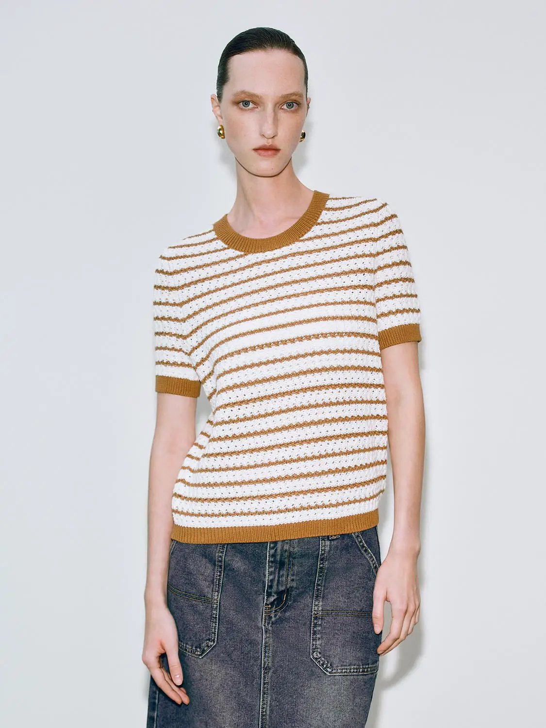 Round neck striped knit short-sleeve cotton T-shirt in white and camel brown