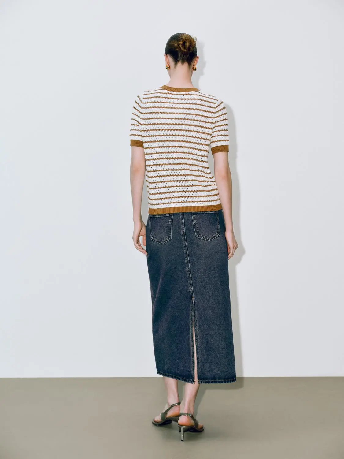 Round-neck striped knit cotton T-shirt, short sleeves, white with camel-brown stripes