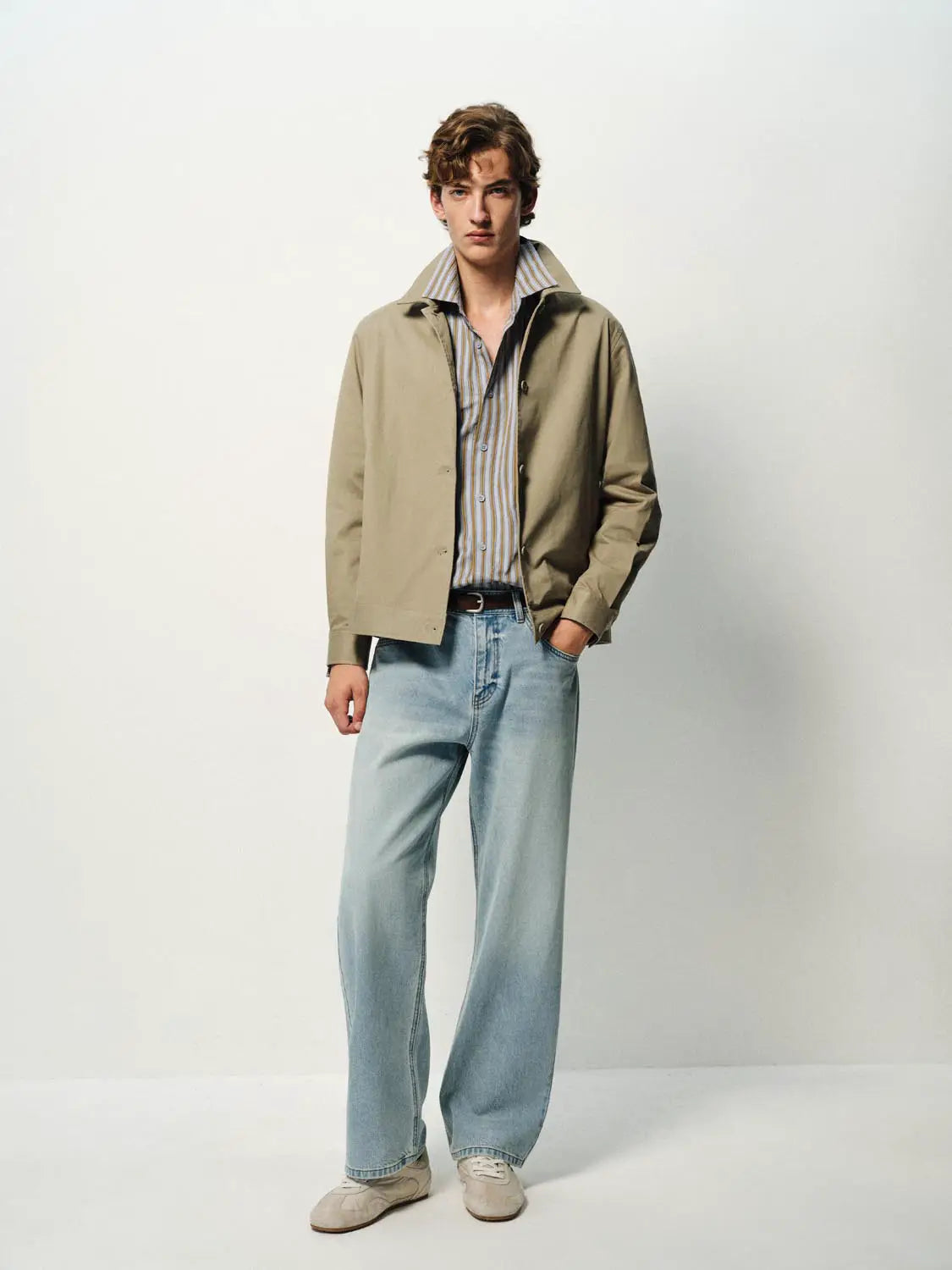 Jeans, light-wash denim, Urban Revivo Fashion men's jeans.