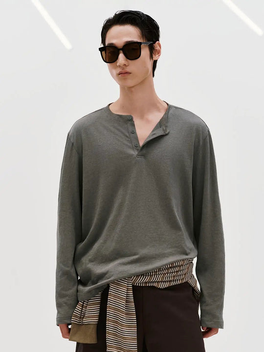T-shirt in misto cotone con maniche scese e scollo con bottoni