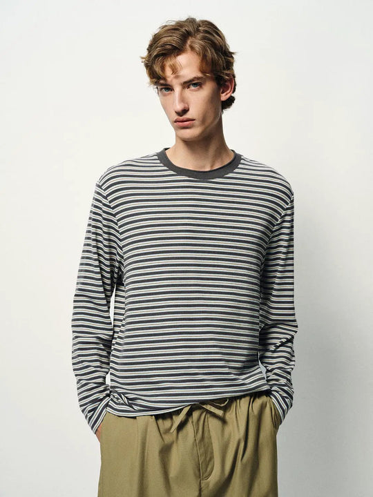 T-shirt grigia a maniche lunghe, girocollo e vestibilità regular, con righe