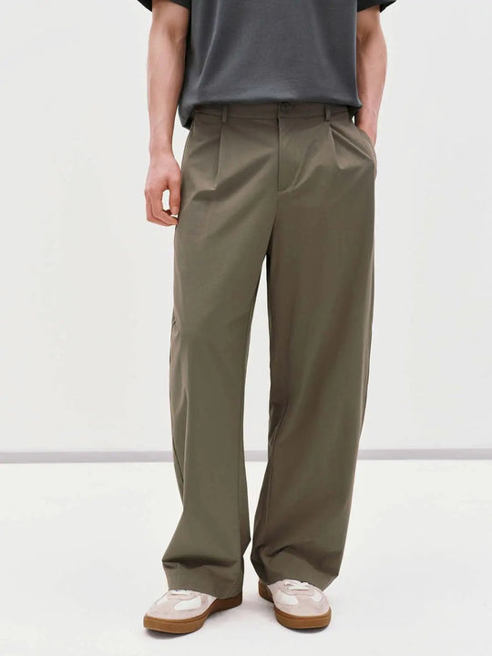 Hosen mit Falten und weitem Bein