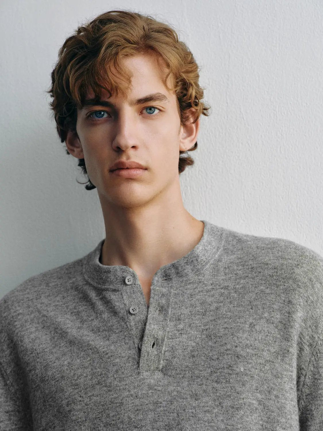 Knit T-Shirt in heather grey with buttoned Henley placket