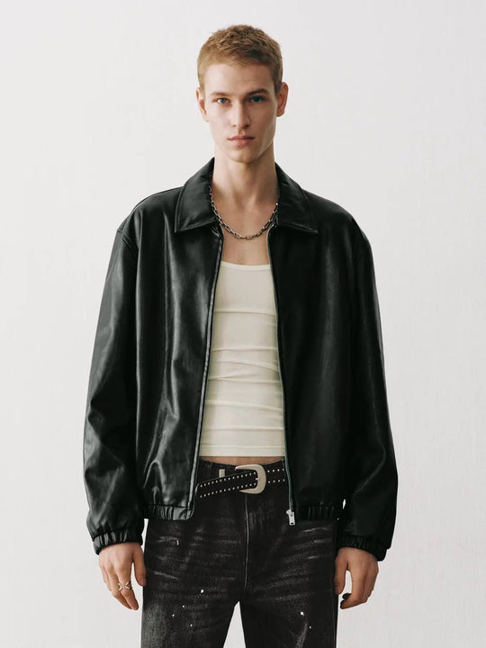 Veste structurée à manches longues, col chemise et fermeture zippée sur le devant