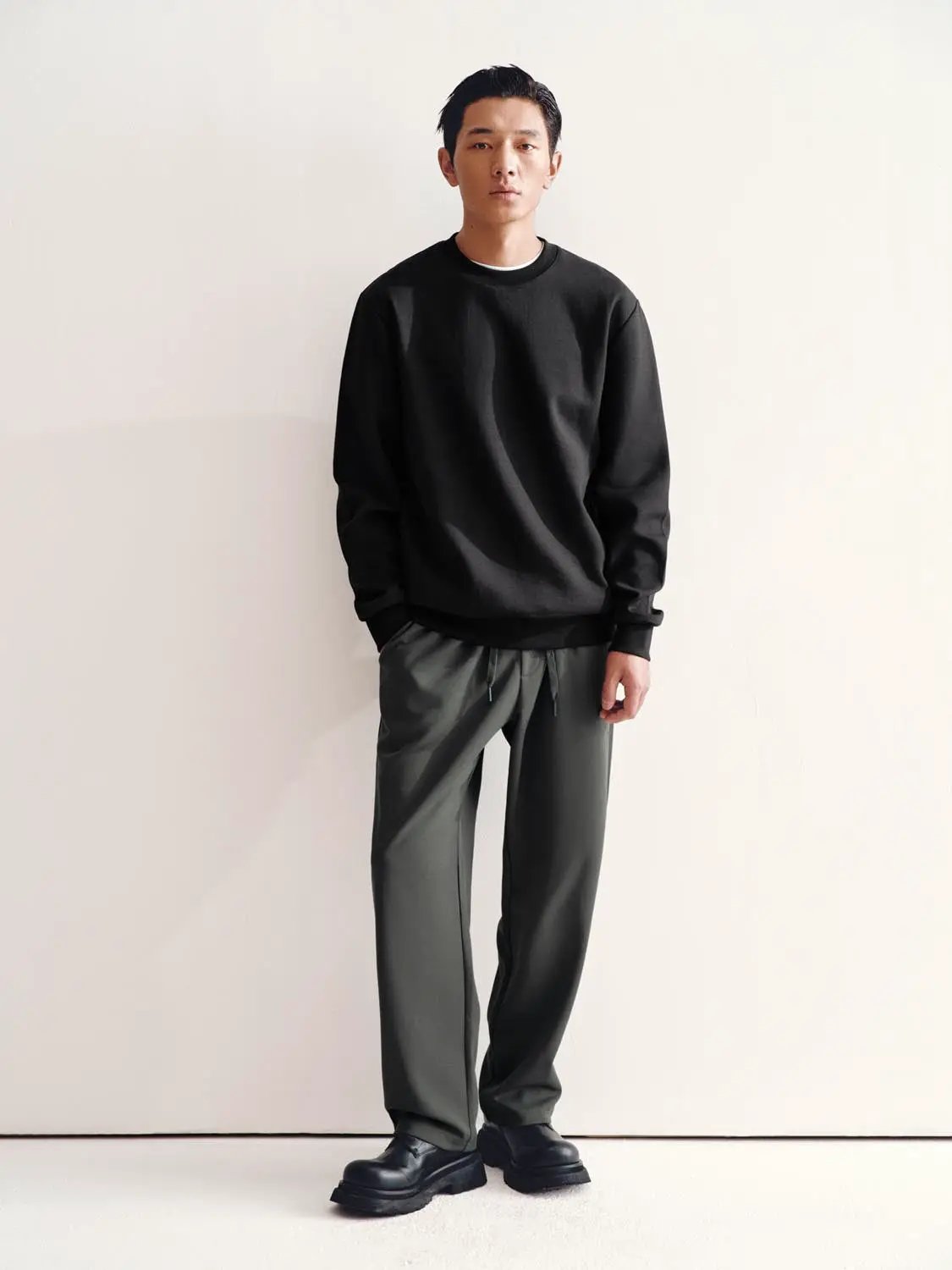 Sweatshirt by Urban Revivo Fashion, black crewneck with ribbed cuffs.