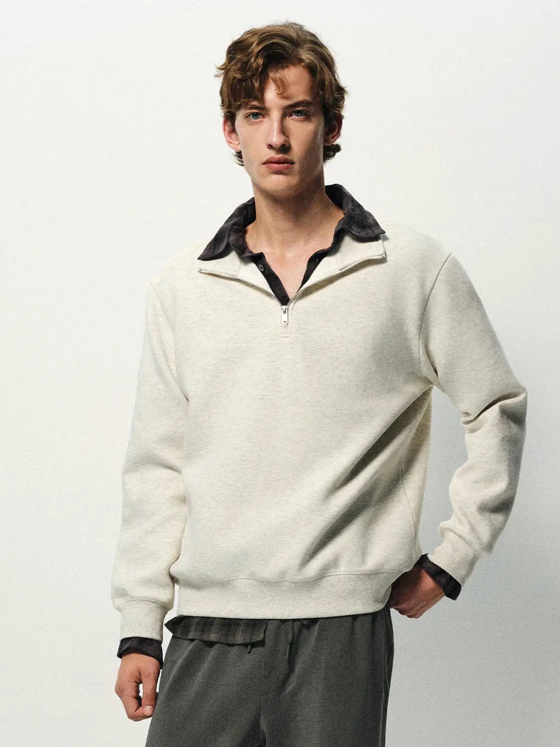 Sweatshirt in cream with half-zip front and contrast dark collar
