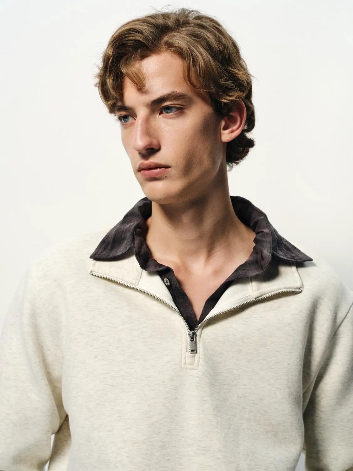 Sweatshirt, cream knit with quarter-zip front and dark layered collar