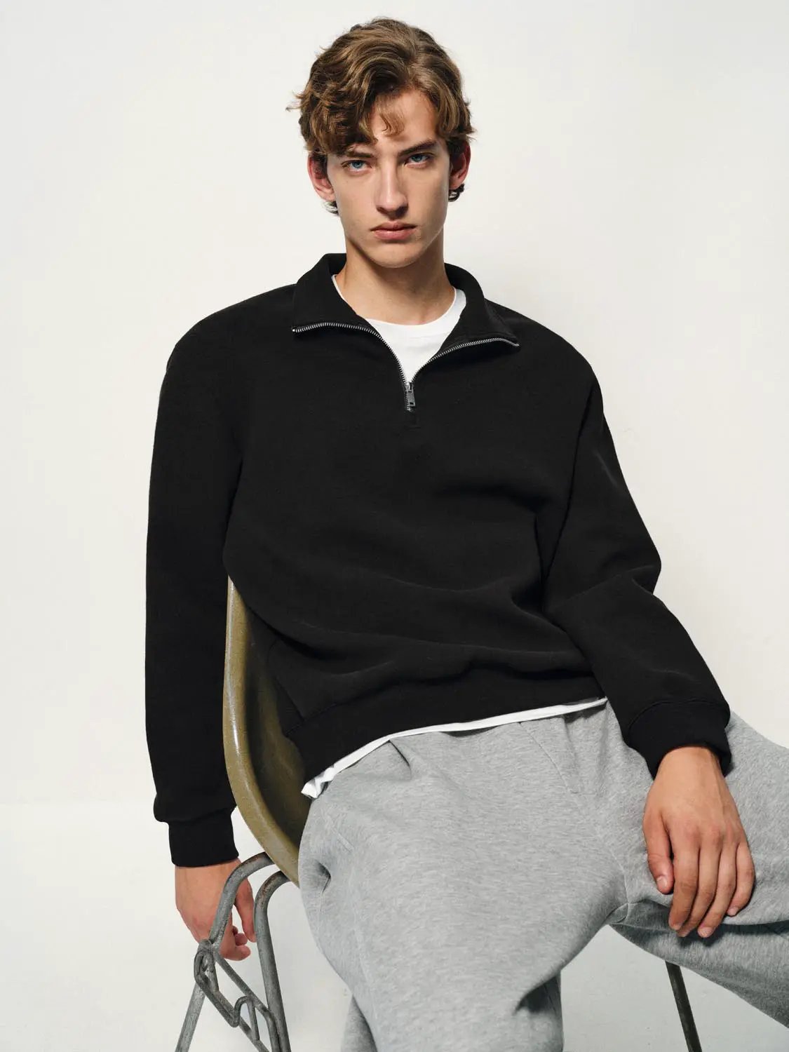 Sweatshirt in black with a quarter-zip neckline by Urban Revivo Fashion